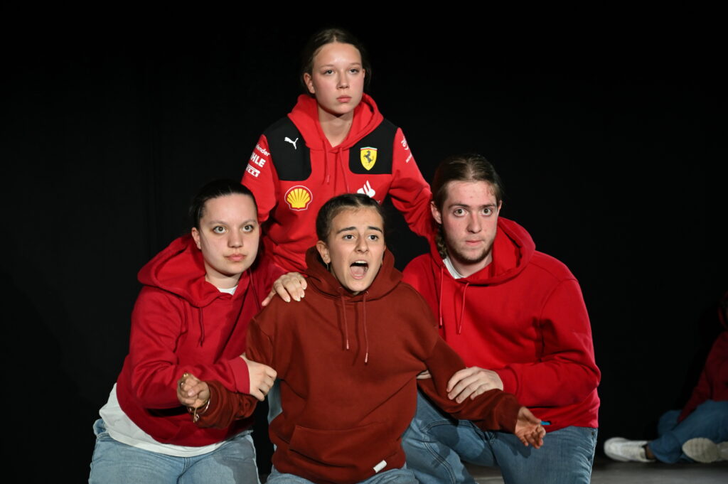 Quatre lycéen.nes jouent