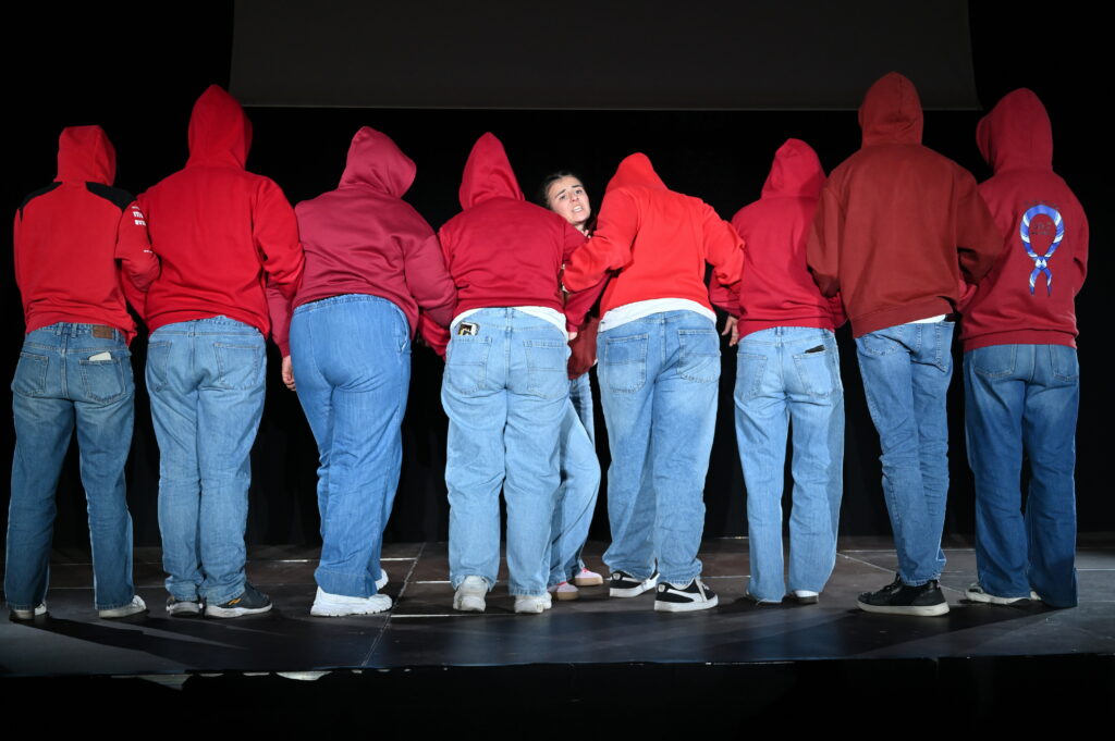 Le groupe théâtre de dos sur le plateau