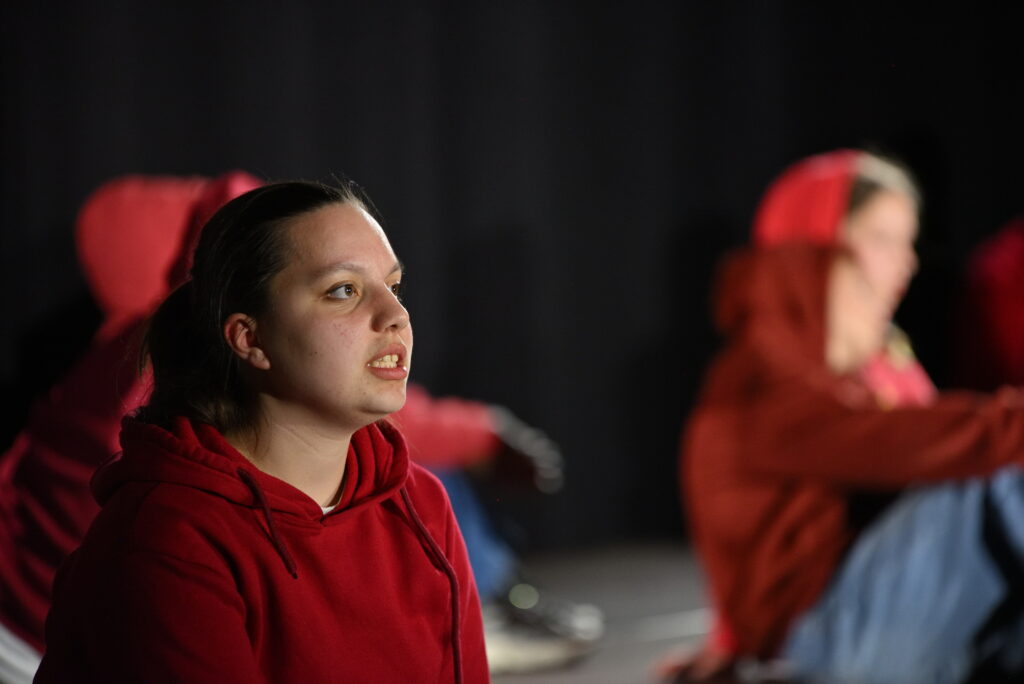 Lycéenne en pull rouge